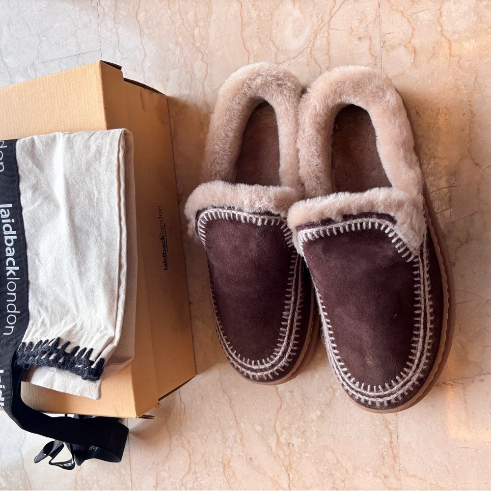 NWT Unisex Laidback London Jun 4.1 in Chocolate Cream Shearling Slippers.